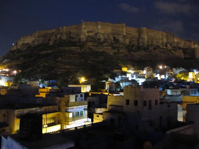 şafak sökerken Jodhpur kalesinin görkemli duvarları