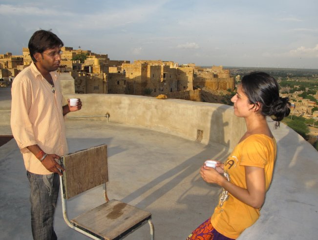 Otelimizin terasında Suraj ile çay sohbeti :)