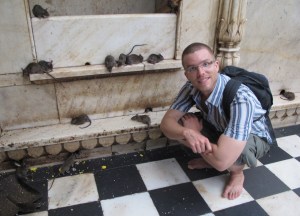 Farelerden biri Til'in sırtına zıplamadan hemen önce