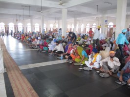 Dev kantinde öğle yemeği