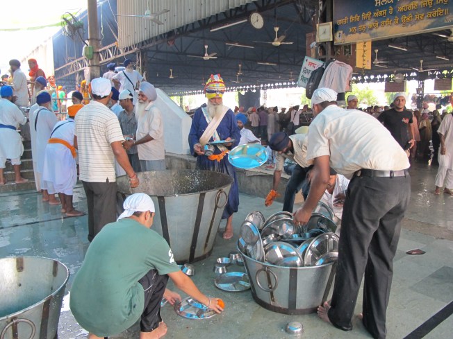 Kantinin dev bulaşıkhanesi