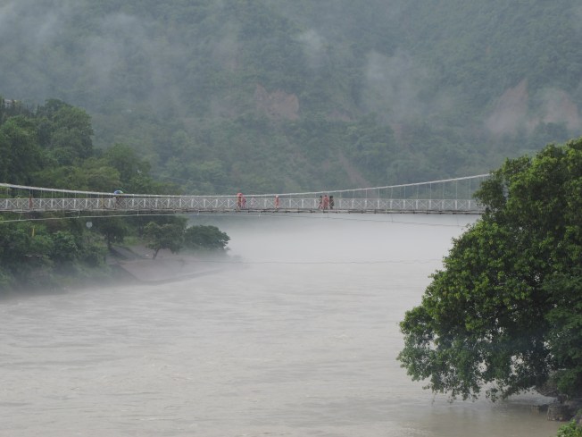 Muson yağmuru altında hüzünlü ve güzel Rishikesh
