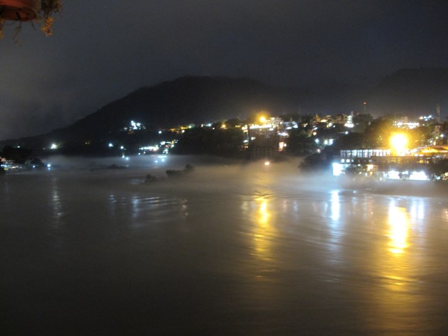 Little Buddha Cafe'nin terasından Rishikesh