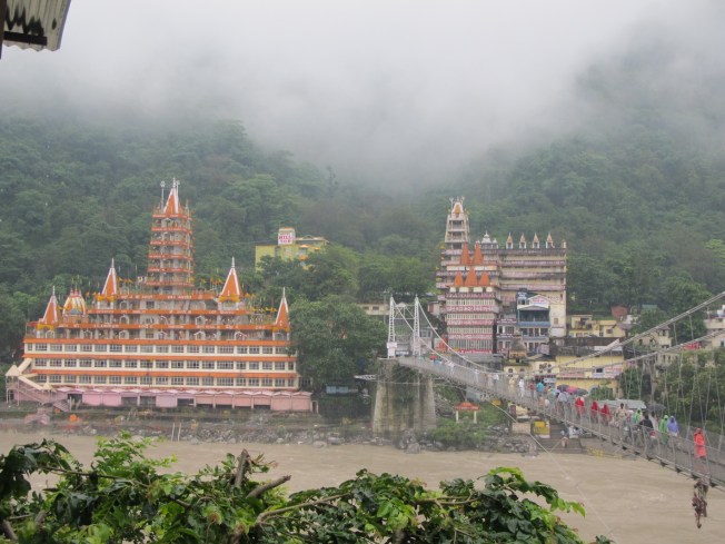 Devraj Coffee Corner'dan Shri Trayanbakshwar (nam-ı diğer pasta tapınak) ve Lakshman Jhula köprüsü manzarasi
