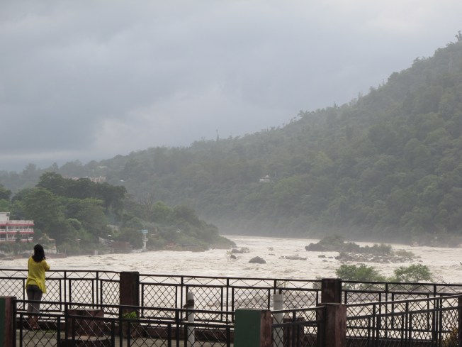 Aşramımızın terasından Rishikesh manzarası
