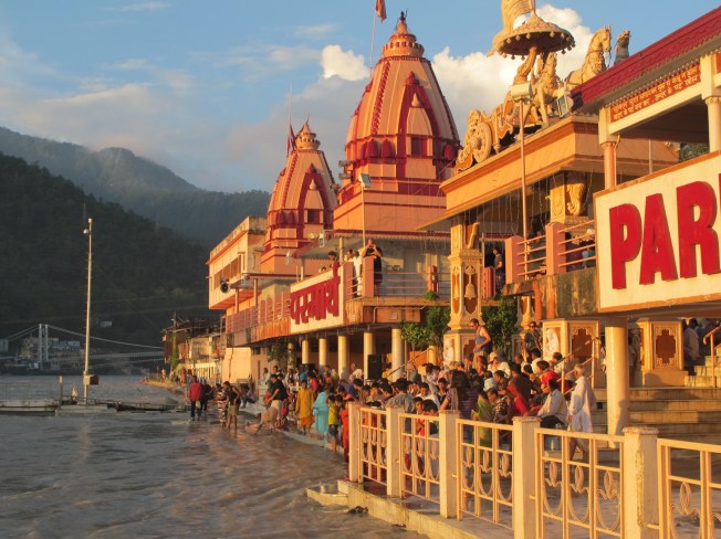 Ganga aarti törenini beklerken