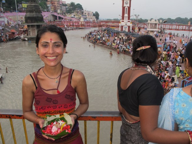 Haridwar'da Ganga aarti törenine hazırlık. Ben de çiçeğimi aldım, törene katılacağım!