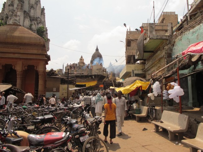 Varanasi sokakları ve uzaktan görülen ölü yakma töreni