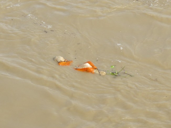 Yakılmak yerine Ganj'a bırakılmış bir ceset