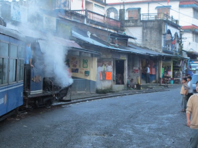 Trenimiz kasabaların içinden geçerken