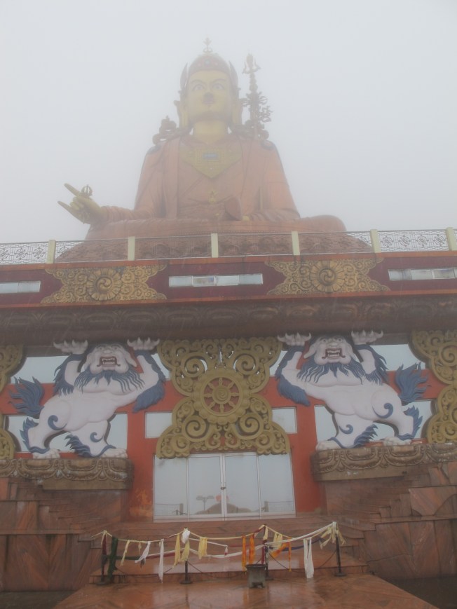 Namchi'deki dev Buddha heykeli, yagmur altinda daha bir kasvetli