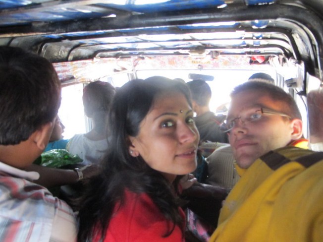 Sikkim'deki dolmuş-ciplerde seyahat. Arka koltuğu yedilemiş durumdayız :)