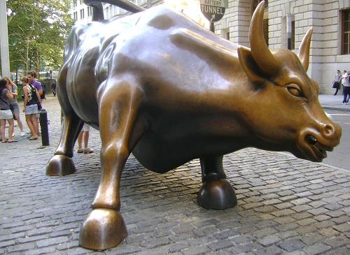 Wall Street-Boga heykeli ve boganın belli bir bolgesinde fotograf cektiren turistler