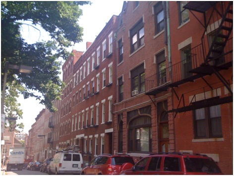 Tipik kırmızı Boston evlerinin olduğu bir sokak