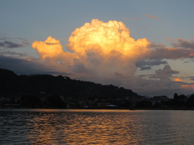 Gölde gün batımı