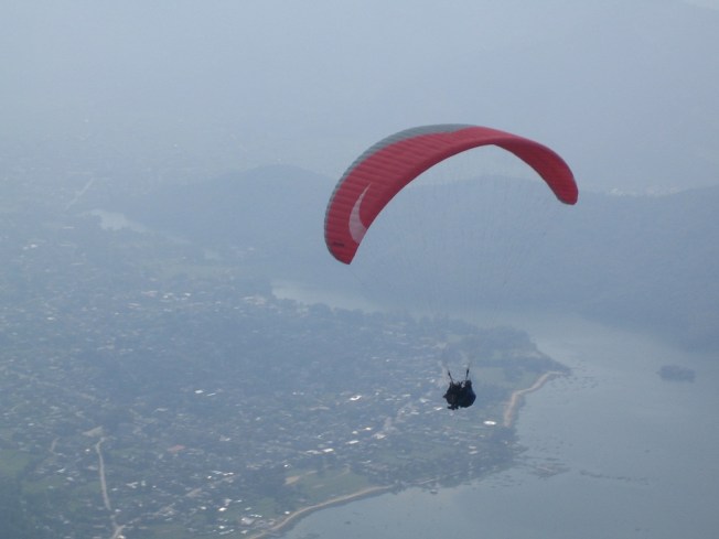 Pokhara Semalarında Yamaç Paraşütü