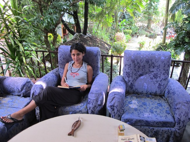 Yeti Guesthouse'un Bahçesinde Seyahat Günlüğümü Yazarken...