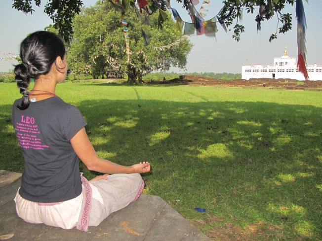 Lord Buddha'nın doğum yeri karşısında meditasyon...