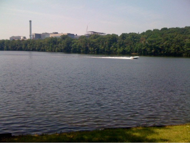 Göl ve karşısında UMASS