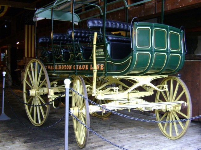 Yolun ilk zamanlarında kullanılan at arabaları Yolun ilk zamanlarında kullanılan at arabaları