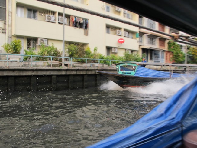 Çılgın bir şöförün elinde sürat motoruna dönüşmüş Khlong botu :) Çılgın bir şöförün elinde sürat motoruna dönüşmüş Khlong botu :)