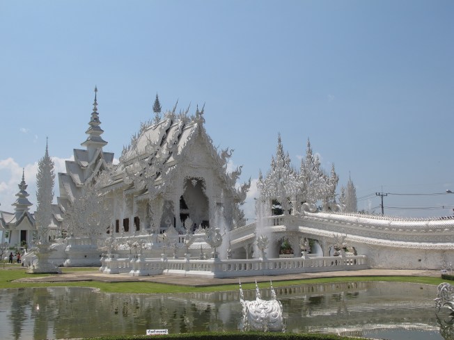 Chiang Mai'dan Laos sınırına giden yol üzerindeki Beyaz Tapınak 