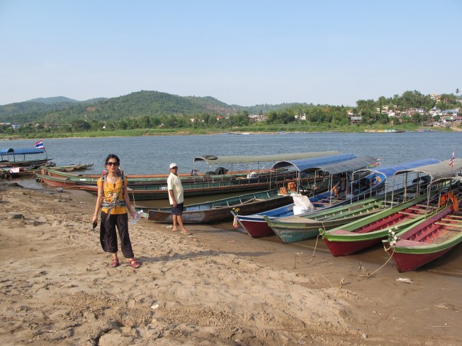 Sınırda bizi Laos tarafına geçirecek olan bota binmek üzereyken...