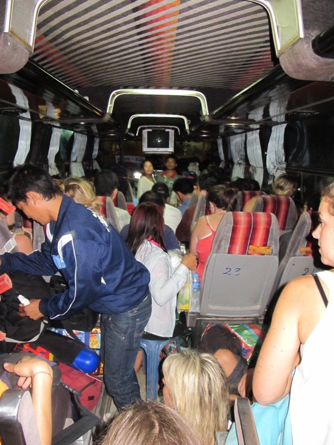 12 saatimizi geçireceğimiz Luang Prabang otobüsü