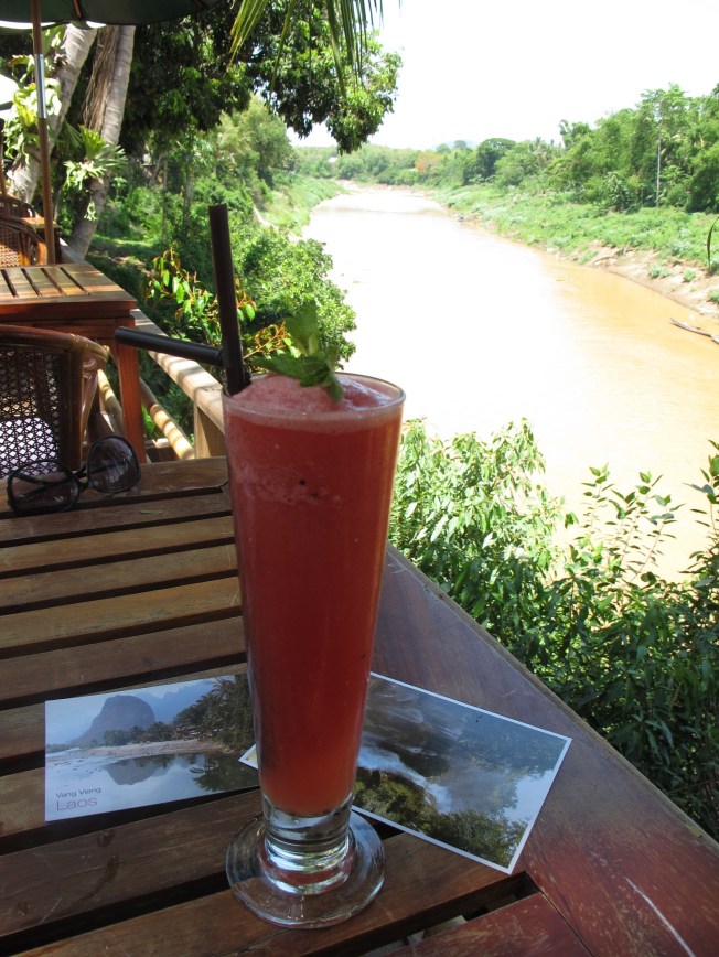 Karpuzlu shake, kartpostallar ve Mekong manzarası...