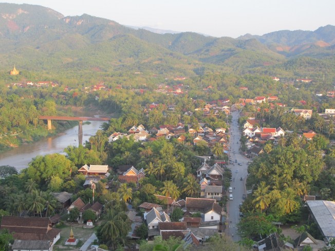 Wat Tham Phu Si Tapınağı'ndan Luang Prabang'ın kuşbakışı görünüşü