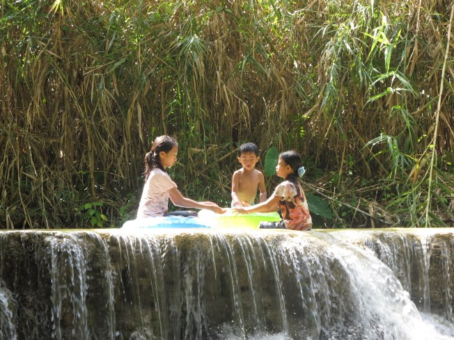 Şelalede oyun oynayan çocuklar