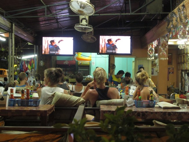 Tüm restoran ve kafelerdeki tipik manzara: Dev ekranlarda Friends ve diğer bilimum Amerikan TV dizileri ve ekranlara kilitlenmiş turistler :)