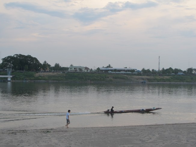 Mekong sahili ve karşı kıyıdaki Tayland