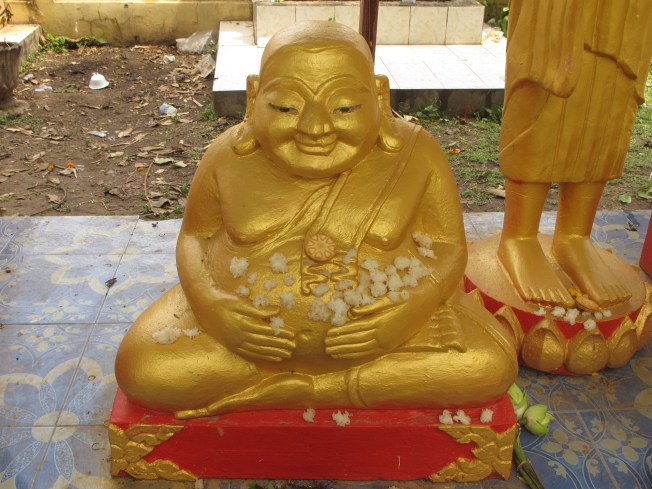 Şişman Buddha ve inananların buddhaya sunduğu pirinç topları