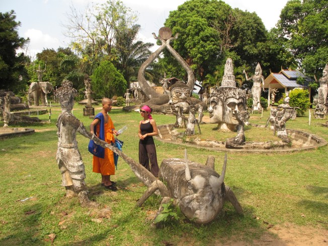 Buddha Park'ta öğrenci keşişle sohbet