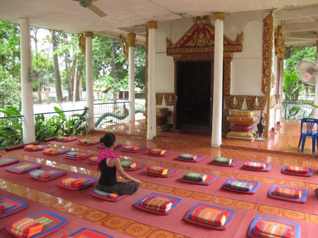 Wat Sok Pa Luang Tapınağı'nda Vipassana meditasyon seansını beklerken...