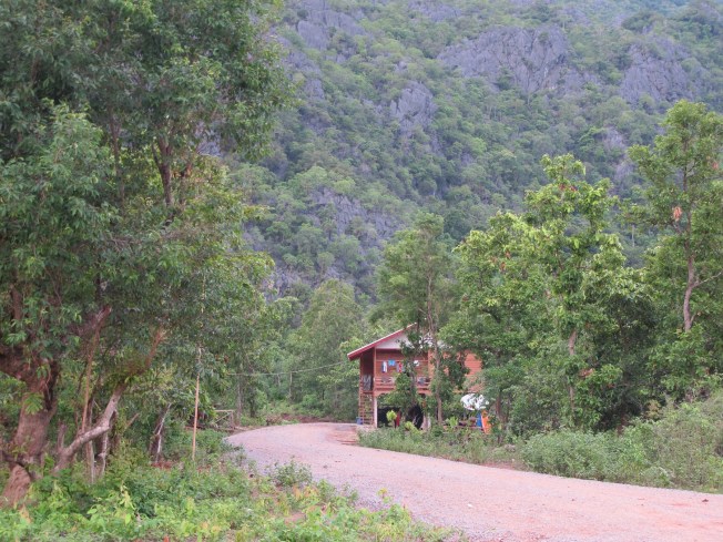Kong Lo Köyü'nden Kong Lo Mağarası'na giden yol...