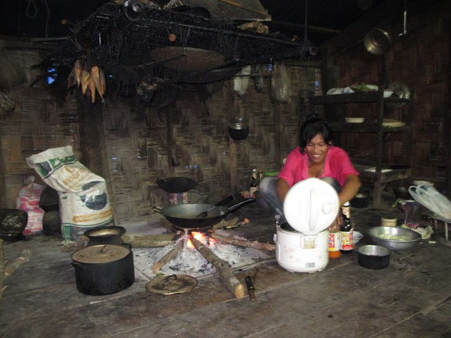 Ev sahibemiz akşam yemeğini pişirirken