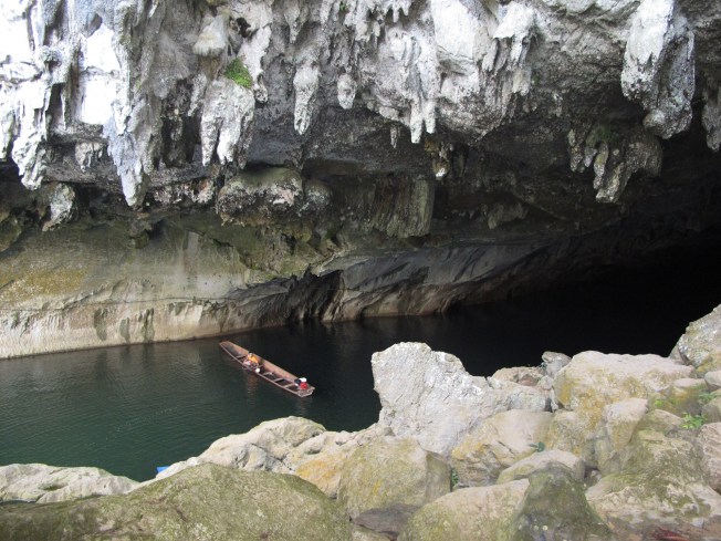 Mağara girişinde botlarımız bizi bekliyor