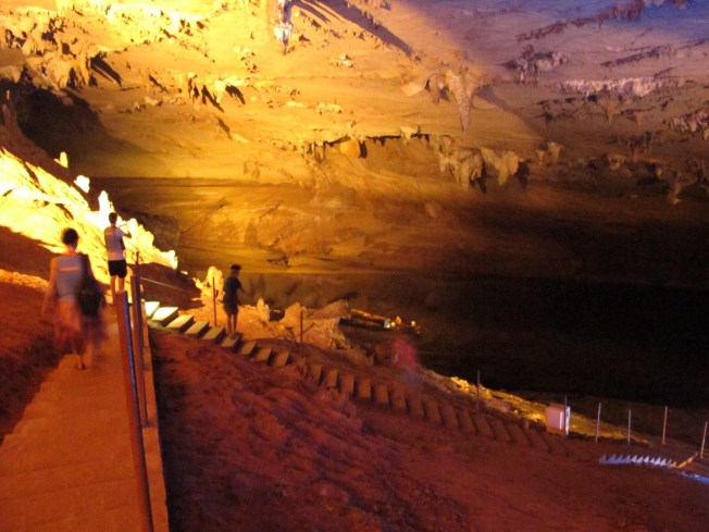 Mağarada keşif turu