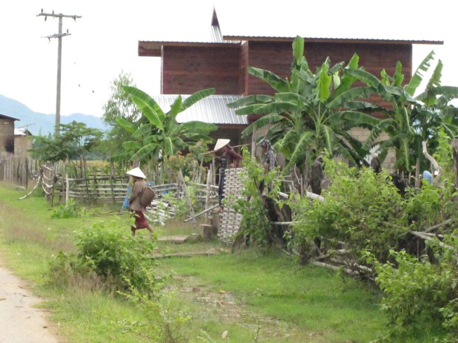 Sabah erkenden tarlalara çalışmaya giden köylü kadınları