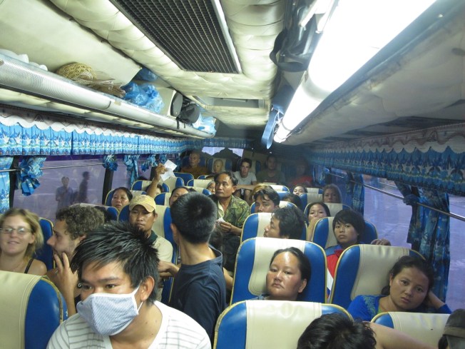 Bir Laos klasiği: Dolup taşmış gece otobüsü