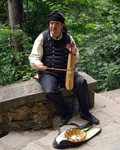 Yöresel Karadeniz kıyafetleri ve kemençe