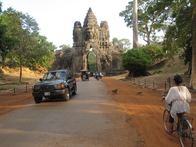Klasik yol manzaraları: Lüks arabaların yanısıra tuk-tuk ve bisikletler. Ve tabi ki maymunlar :) Klasik yol manzaraları: Lüks arabaların yanısıra tuk-tuk ve bisikletler. Ve tabi ki maymunlar :)