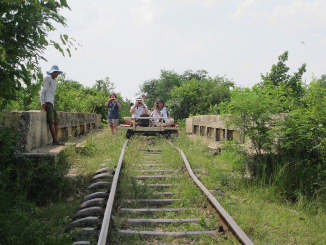 Karşıdan gelen başka bir turist vagonu. Şimdi ne olacak?