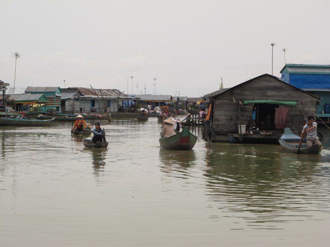 Kompong Luong yüzen köyünde sıradan bir gün