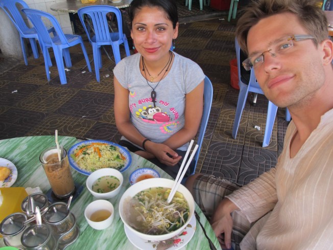 Tipik bir Asya kahvaltısı: Kızarmış sebzeli pirinç, makarna çorbası ve buzlu tatlı kahve