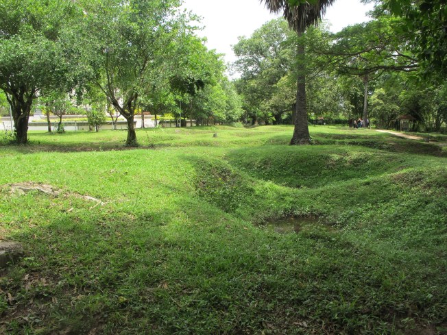 Bu yemyeşil, ağaçlık, park görünümündeki yer aslında bir toplu mezar - Ölüm Tarlaları
