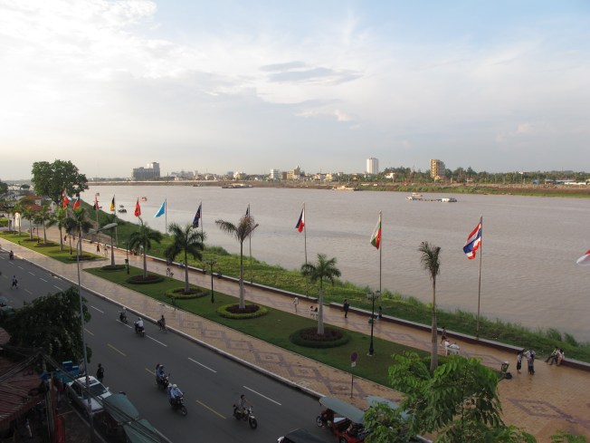 Phnom Penh'in nehir kıyısındaki yürüyüş yolu