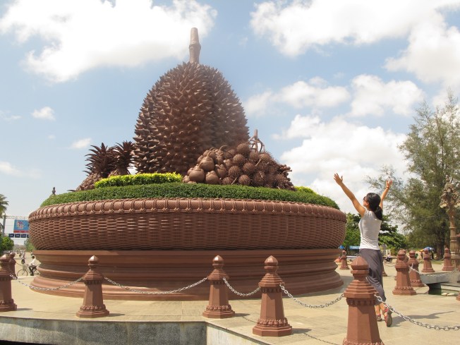 Durian heykeliyle karşılaşmanın sevincini yaşarken... Durian heykeliyle karşılaşmanın sevincini yaşarken...